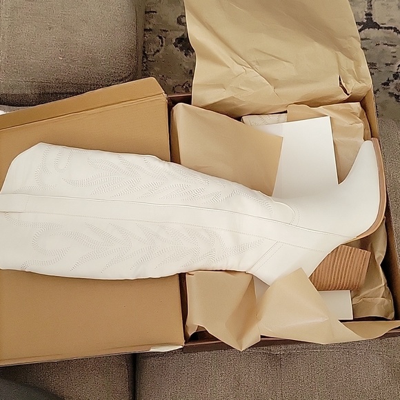 New cowgirl white boots - Picture 3 of 3